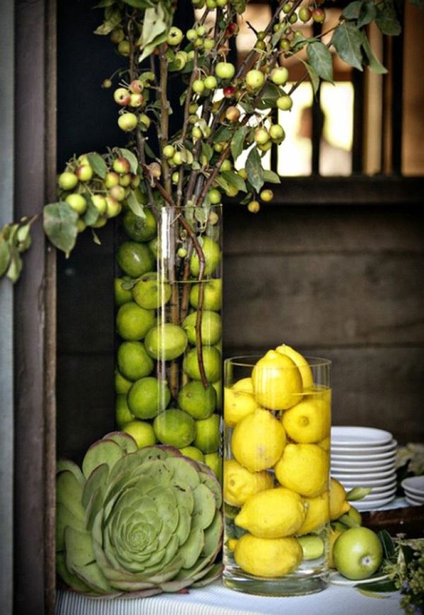 sommar dekoration hus citroner lime glas vaser färska