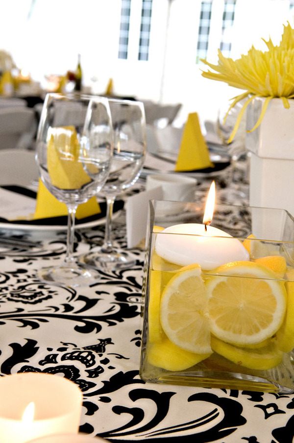 skär citroner flytande ljus glasvaser bordsdekoration
