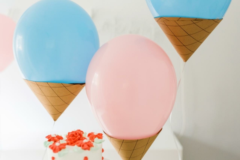 gör sommardekoration själv papperspåse ballongidé kul