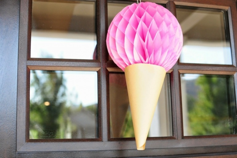 gör sommardekoration själv glasspåse tinkerpapper rosa dörr