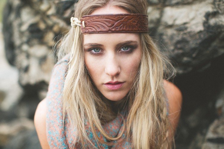 Sommarfrisyrer med ett hårband -brunt-boho-hippie-chic-läder-casual