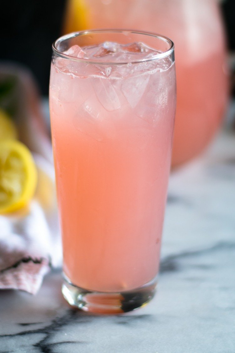 Gör rabarberssirap själv till en uppfriskande limonad till sommardrycker