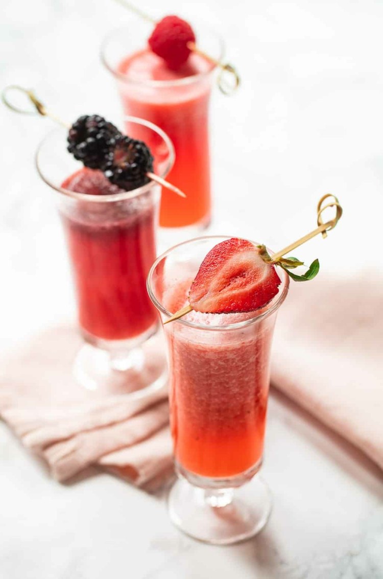 Blanda Prosecco och jordgubbe för en alkoholhaltig sommarcocktail