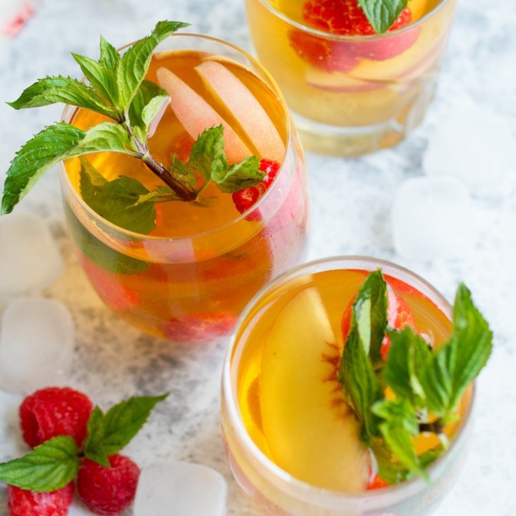 Peach iced tea with persika sirap - en klassiker för drycker under varma sommardagar