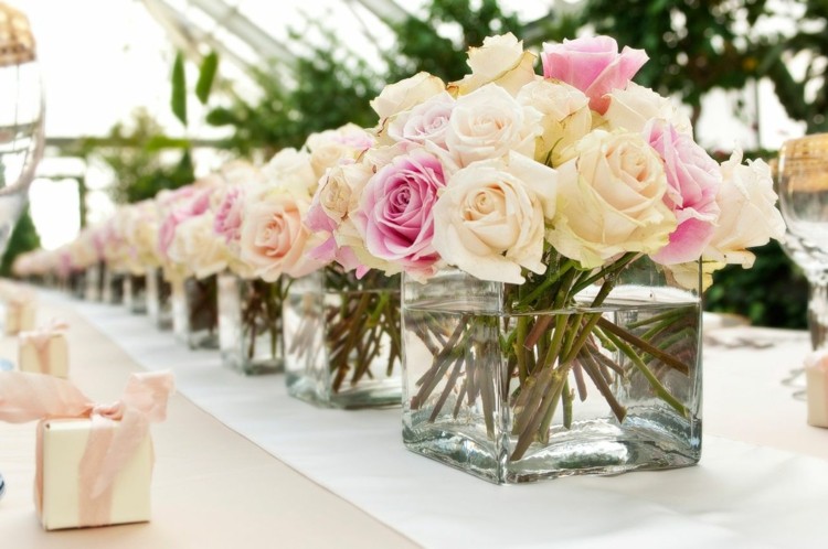 sommar bordsdekoration rosor vit rosa vas transparent
