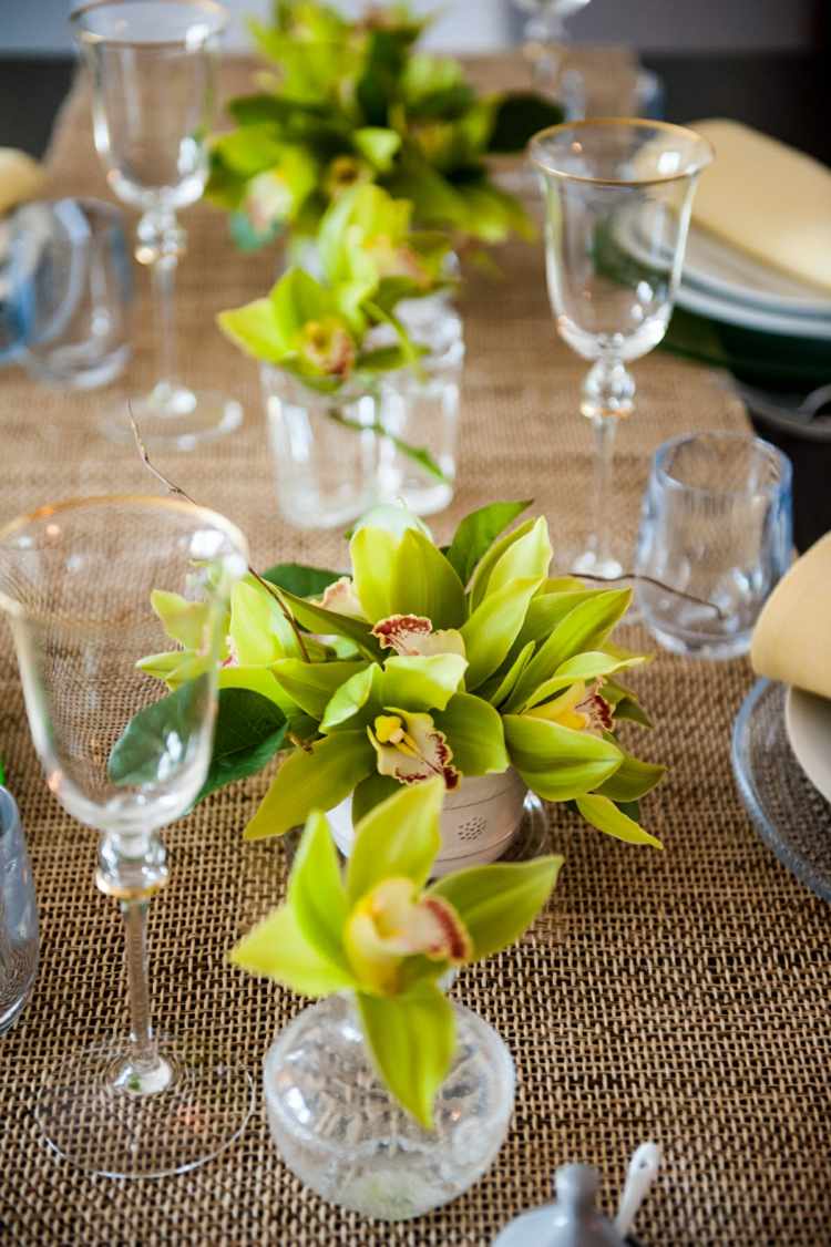 sommar bordsdekoration orkidégröna glas mousserande vin bordsduk