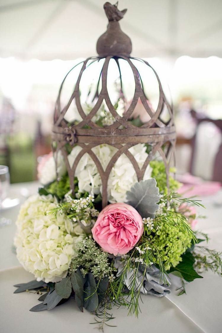 sommar bordsdekoration lykta rosor romantik blomsterarrangemang