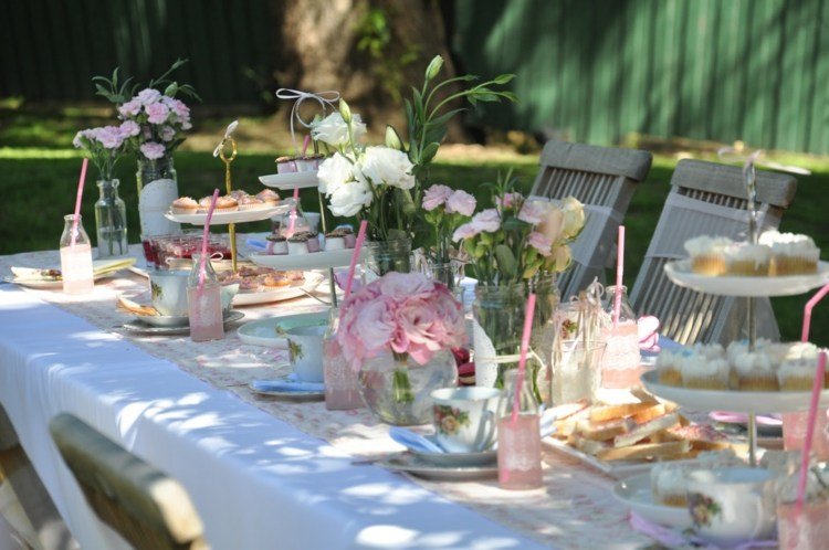 sommar bordsdekoration färg rosa romantiska cupcakes blommor vas