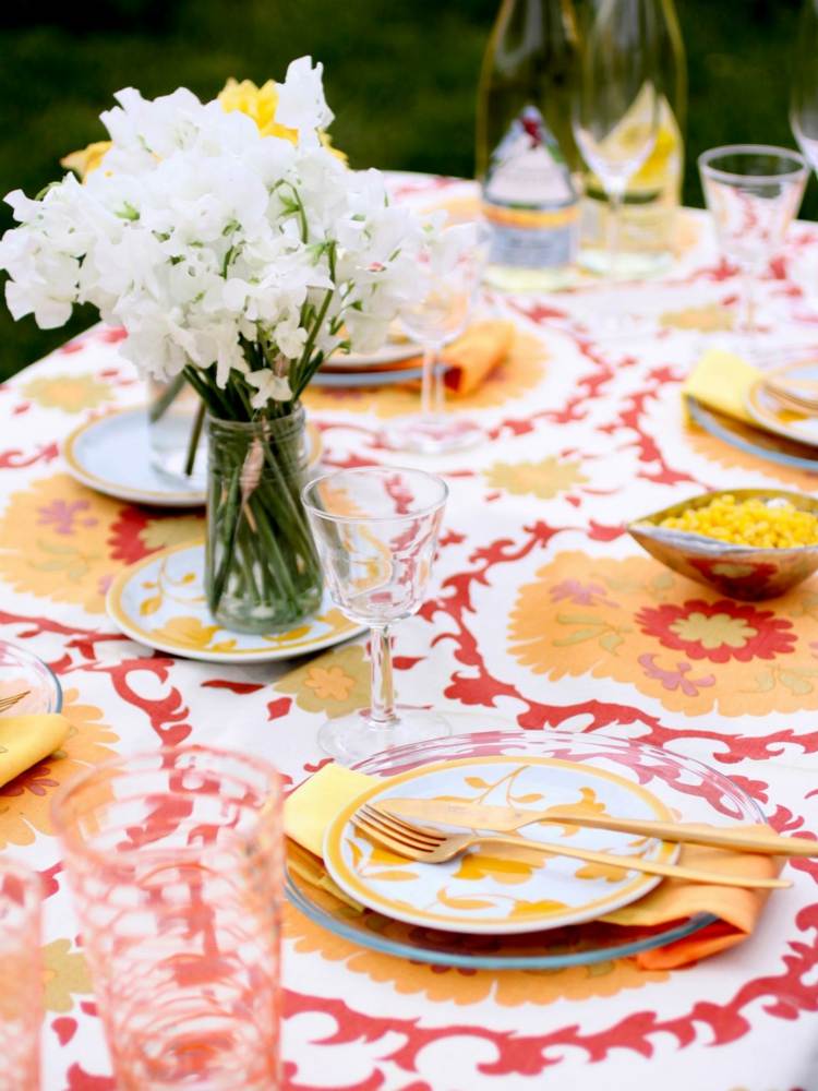 bordsdekoration sommarfärger röd orange vas vita blommor majs