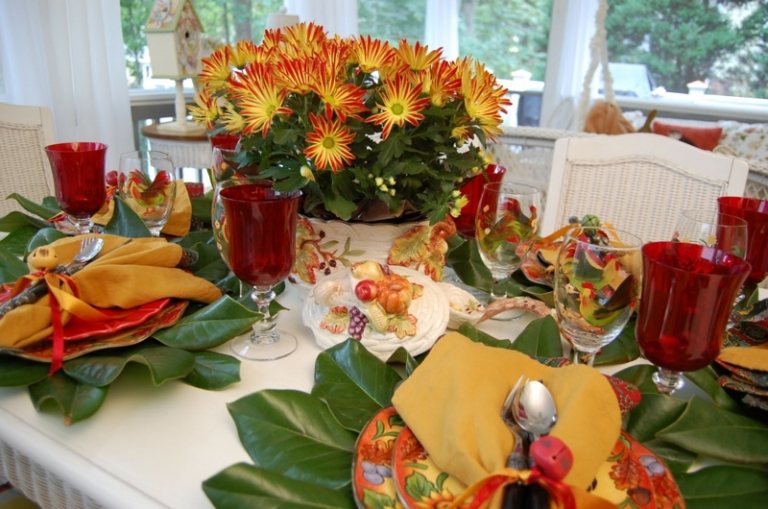bordsdekoration sommar blomkruka rätter färgglada blaetter design röda glasögon