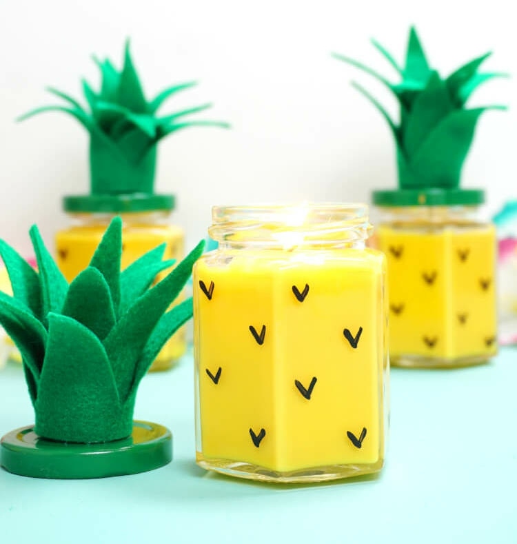 Gult ljus och grönt lock med en krona av blad av filt till ananas