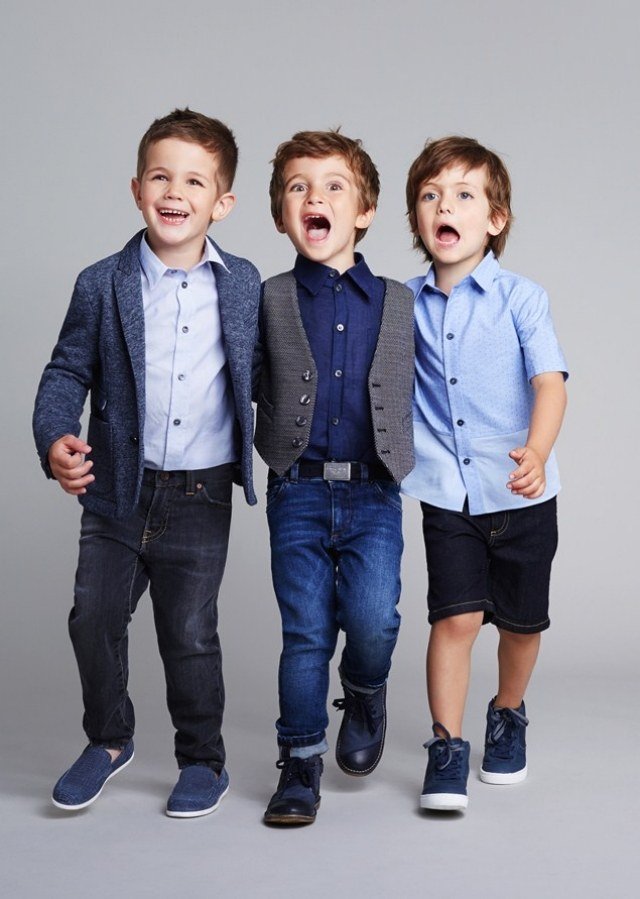 Modeller-pojkar-Dolce- & amp; -Gabbana-långärmad-skjorta-med-väst-sneakers-tofflor