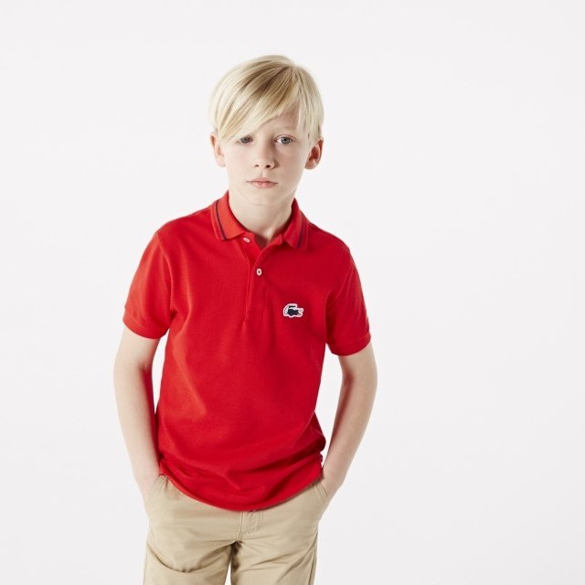 lacoste-pojkar-kläder-sommar-outfits-röd-polotröja-med-logotyp