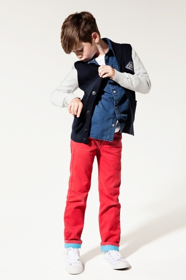 långbyxor-röd-blå-fåll-jeans-jacka-Tommy-Hilfiger-pojkar-mode