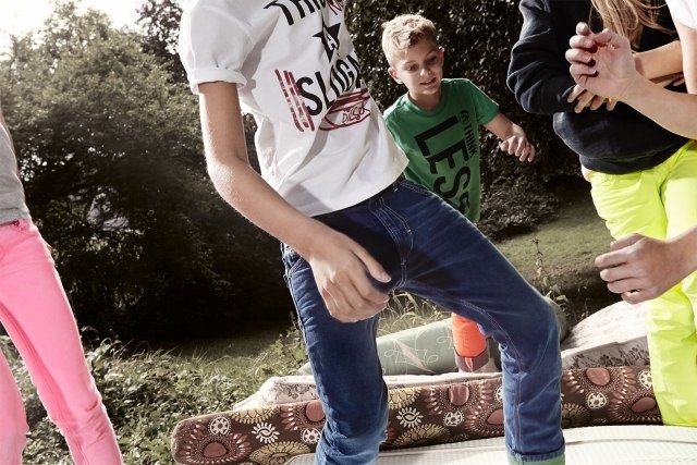 vit-T-shirt-med-typsnitt-Diesel-samling-jeans-2014