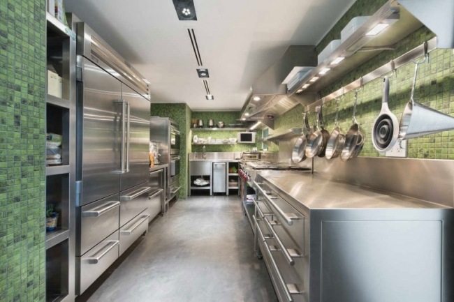 Ställa in köket Fronter i rostfritt stål Lägga gröna mosaikplattor