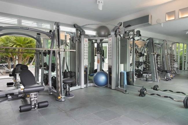Bostadshus Miami inomhus-fitnessrum-modern utrustning
