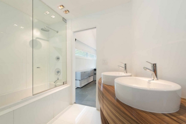 Badrum duschkabin möbler vit modern trä handfat