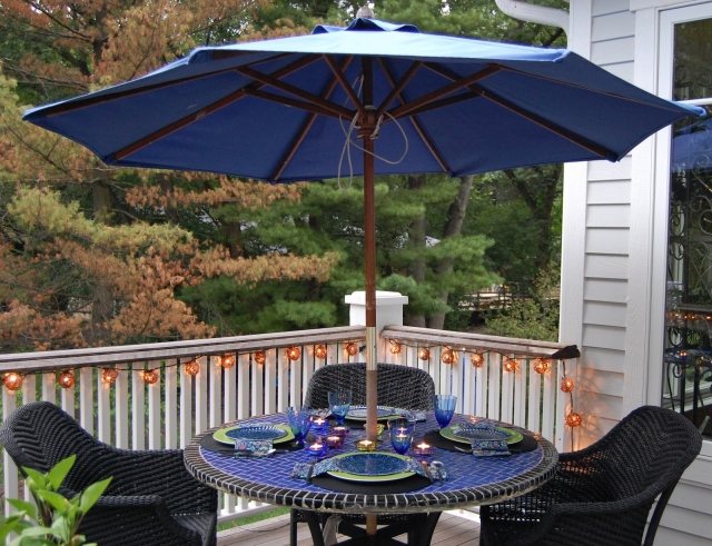 parasoll blå balkong terrass runt bord integrerat