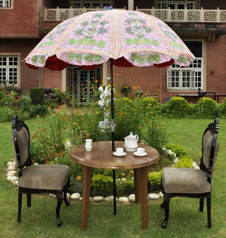 orientalisk stil parasoll pastellfärger idé rosa grönblå trädgårdstillbehör