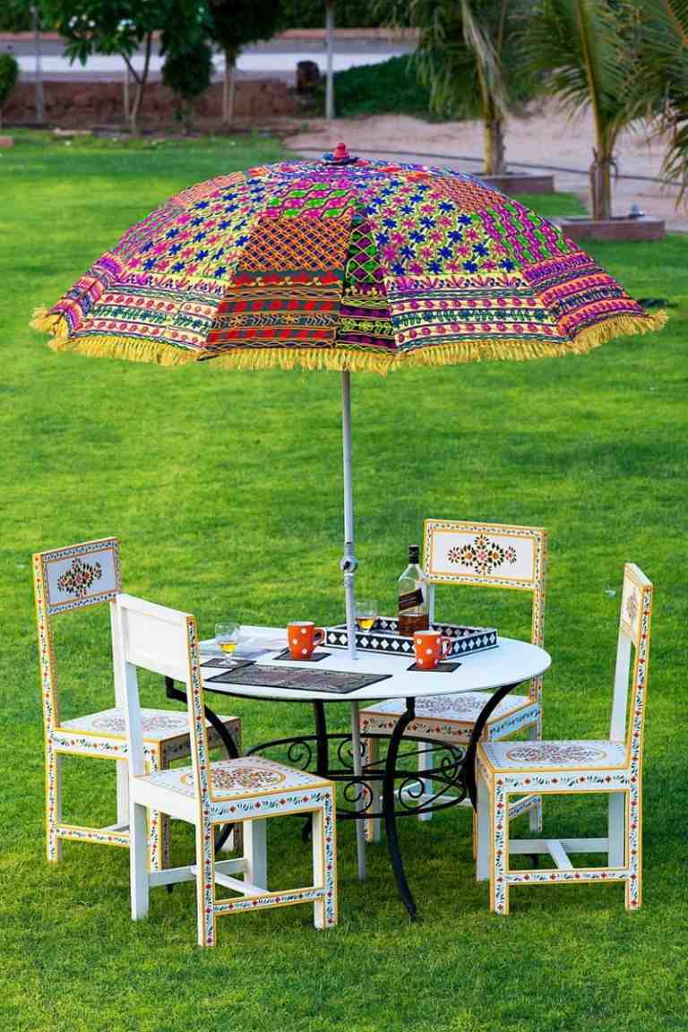 parasoll i orientalisk stil indiska motiv broderi rosa fransar