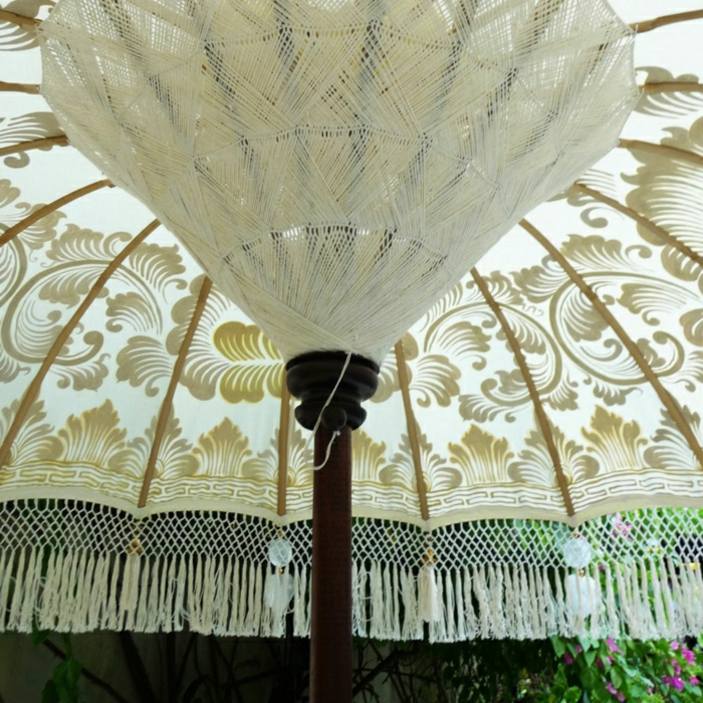 Parasoll orientalisk vit frillad makrame bambu trä