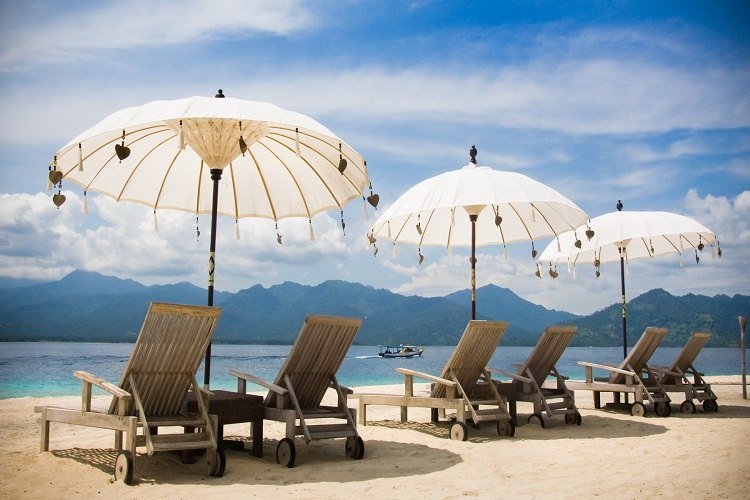 Parasoll orientalisk vit exotisk strand Bali ligger