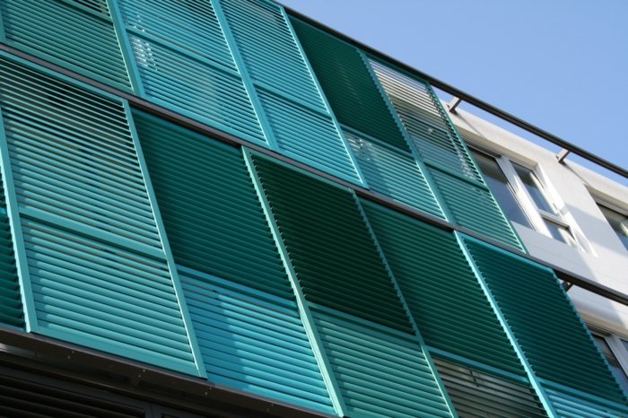 solskydd för lägenheten gröna fönsterluckor turkosa