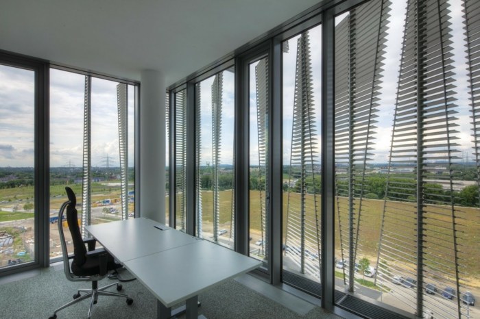 kontorsbyggnad blind triangel lameller design grå