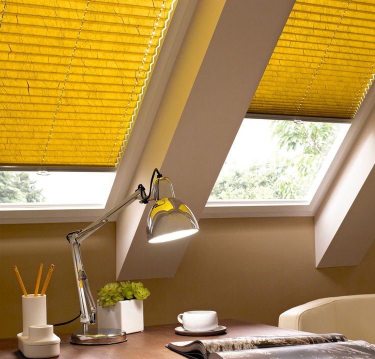 Solskydd för fönster inuti veckad orange takfönster