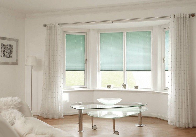 Solskydd för fönster inuti veckat-myntgrönt-vitt vardagsrum