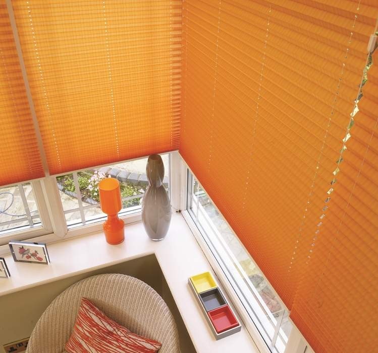 Solskydd-fönster-inuti-veckade-orange-färg