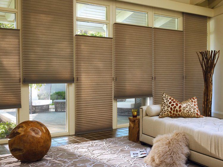 Solskydd för fönster inuti veckat-brunt-utan-borr-vardagsrum