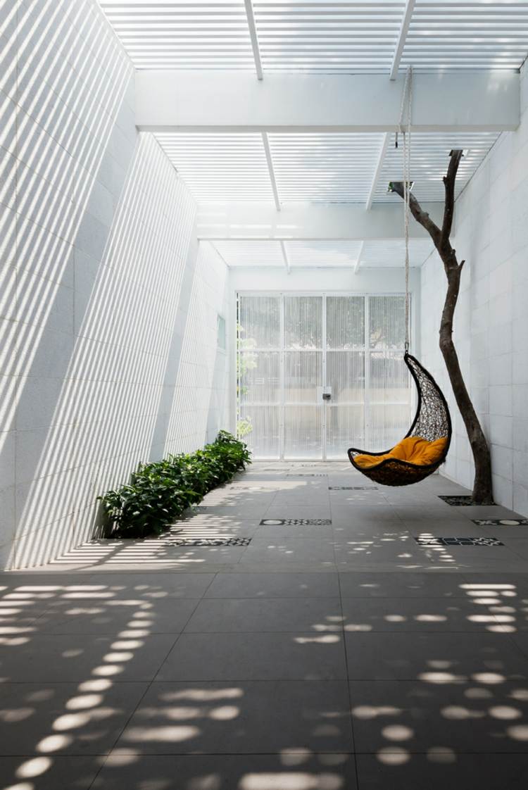 Solskydd-idéer-lounge-swing-modern-betong-vita väggar