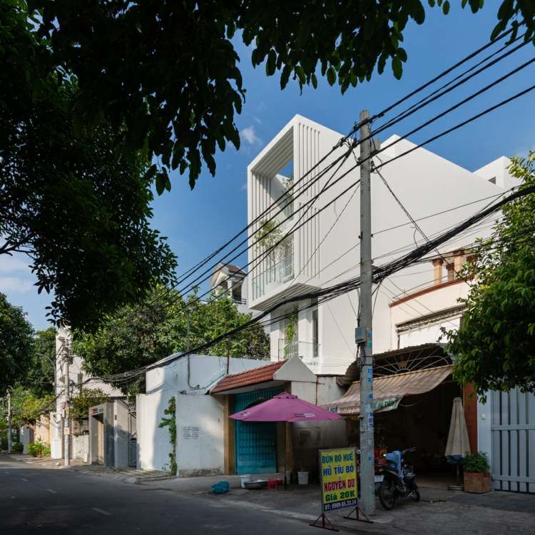 Solskydd-idéer-fasad-vietnam-vit-storstad-arkitektur