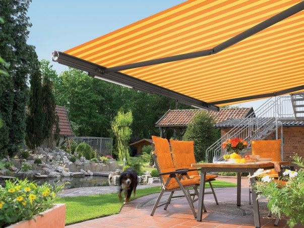 Solskydd markiser orange sittdynor uteplats vatten trädgård