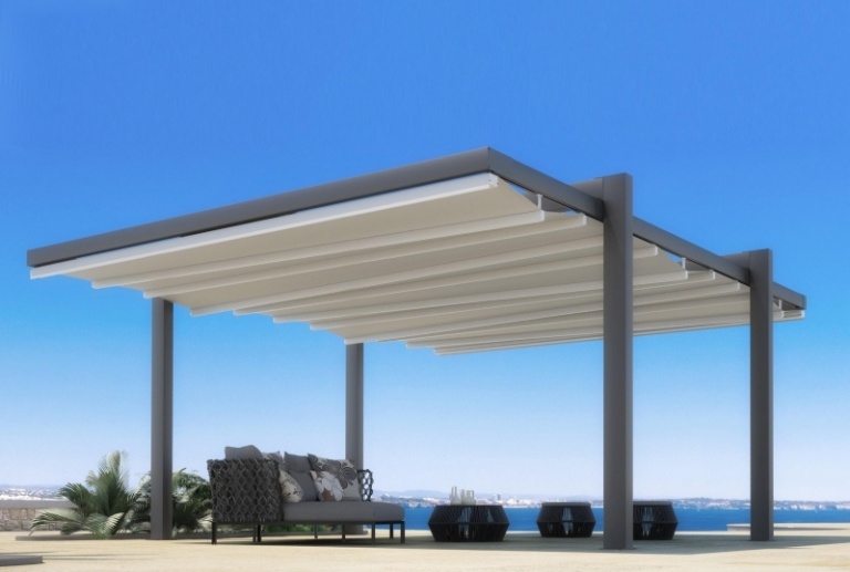 Solskydd-terrass takläggning-fristående-pergola-aluminium-tyg-rullbar