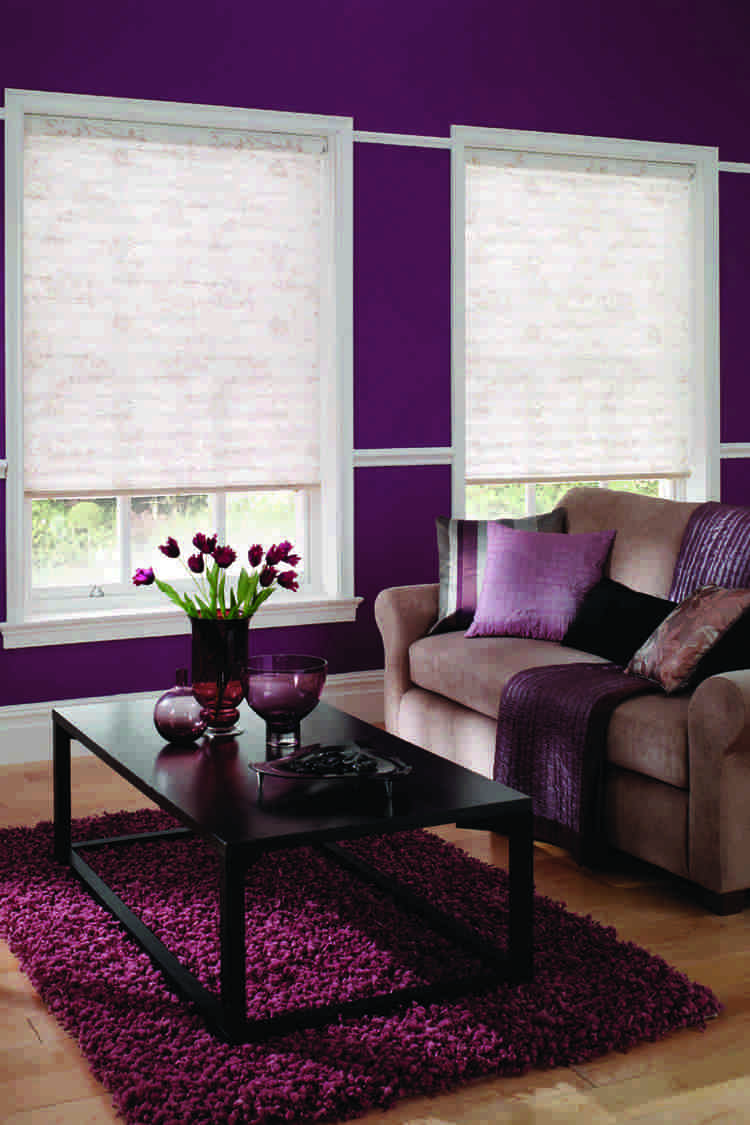 Solskydd veckat vardagsrum-blommönster-aubergine-vägg färg-brun-soffa