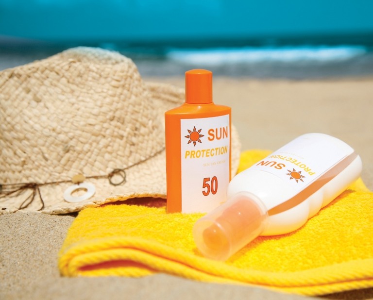 Sommar hudvård strand solskyddsmedel stråhatt damer solskyddsmedel spray