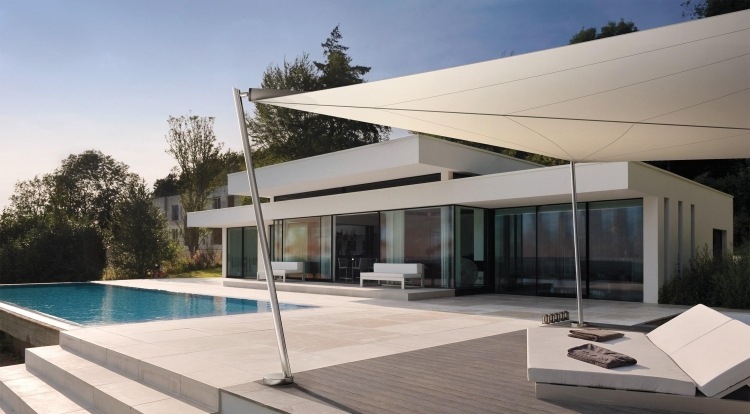 Sol seglar som solskydd -libre-gibus-hus-modern-arkitektur-pool-trappor-solstol
