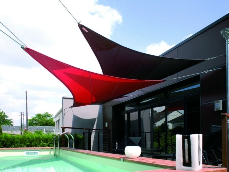 Markis-solskydd-skugga-mörkgrå-röd-spänning rep-terrass-fasad-utsida