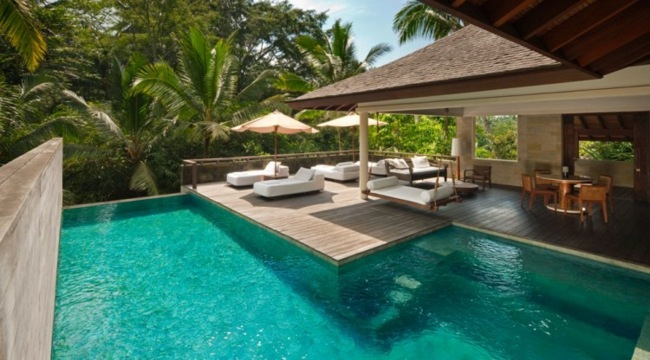 Bali semesterplanering pool solstolar