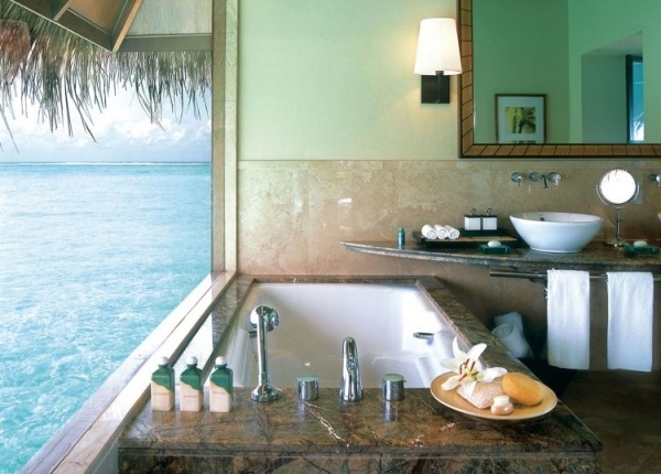Lyxigt badrum med utsikt över Maldiverna