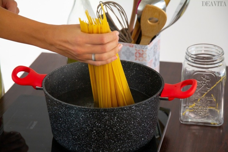 Matlagning spaghetti saltvatten beredning bolognese recept original