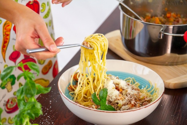 spaghetti bolognese originalrecept servera parmesan basilika