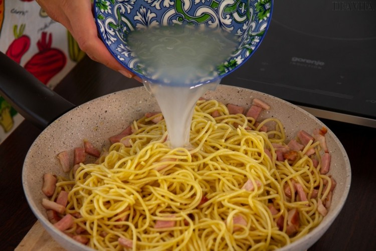 recept spaghetti carbonara förbered kokande vatten pancetta
