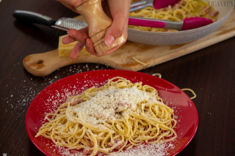 original spaghetti carbonara recept riven parmesan