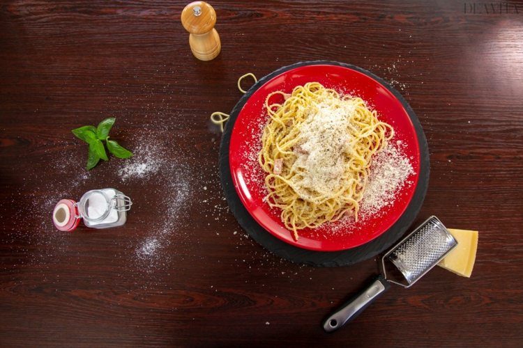 spagetti carbonara pastarätt nyrivet parmesan