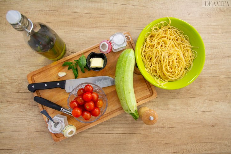 Spaghetti med zucchinitomateringredienser