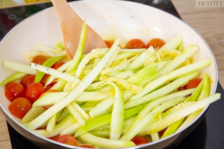 Stek spaghetti -zucchinitomater och tillsätt peppar